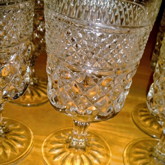 Elegant Crystal Wine Glass Set - Picture 2 of 4